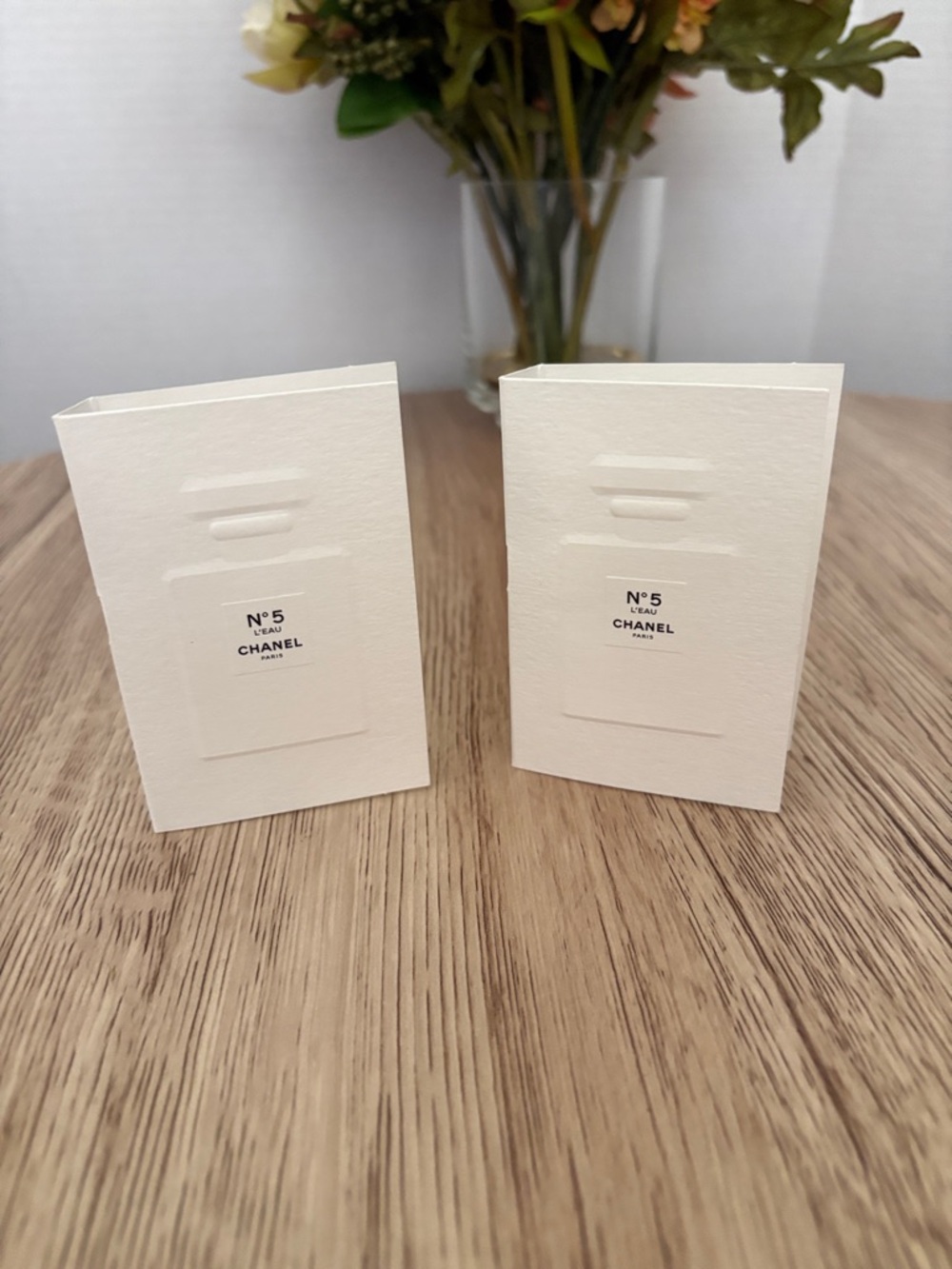 CHANEL N°5 Embossed Sample Set Cards in Cream